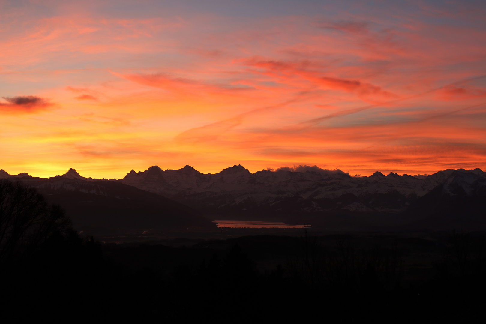 Sonnenaufgang über dem Berner Oberland