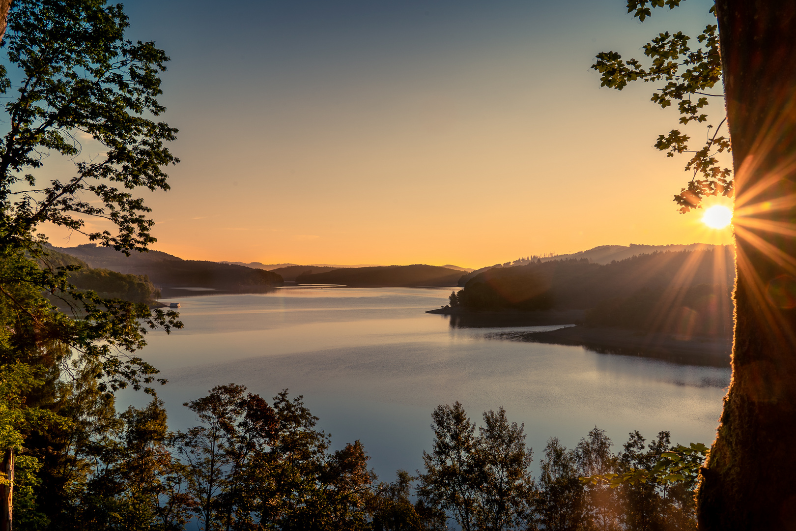 Sonnenaufgang über dem Biggesee