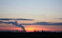 Sonnenaufgang über dem Braumkohlenkraftwerk Borna
