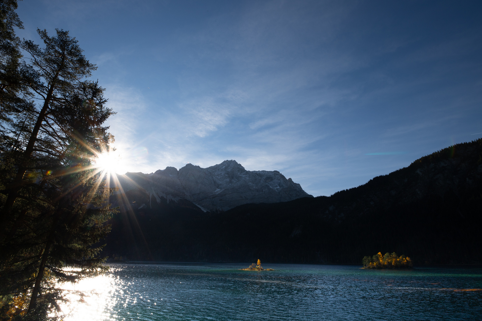 Sonnenaufgang über dem Eibsee an der Zugspitze