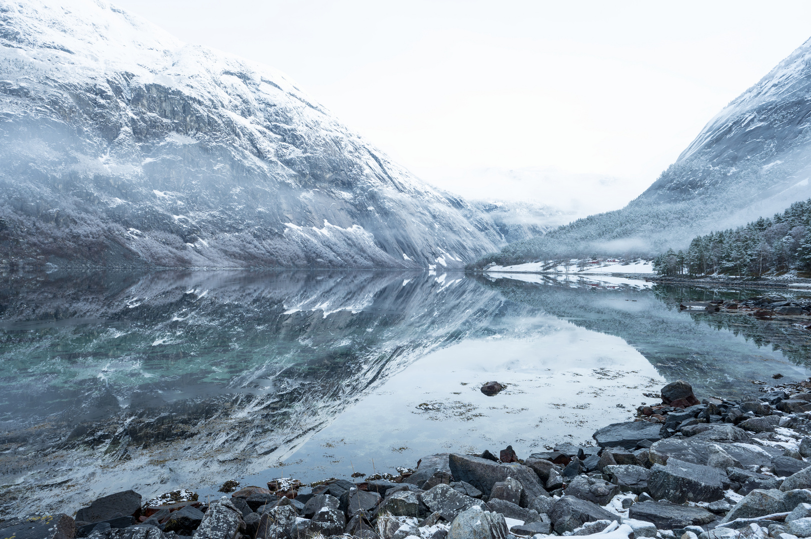 Sonnenaufgang über dem eisigen Fjord