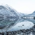 Sonnenaufgang über dem eisigen Fjord