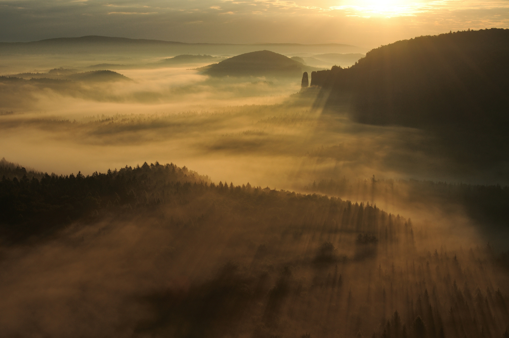 Sonnenaufgang über dem Elbsandsteingebirge