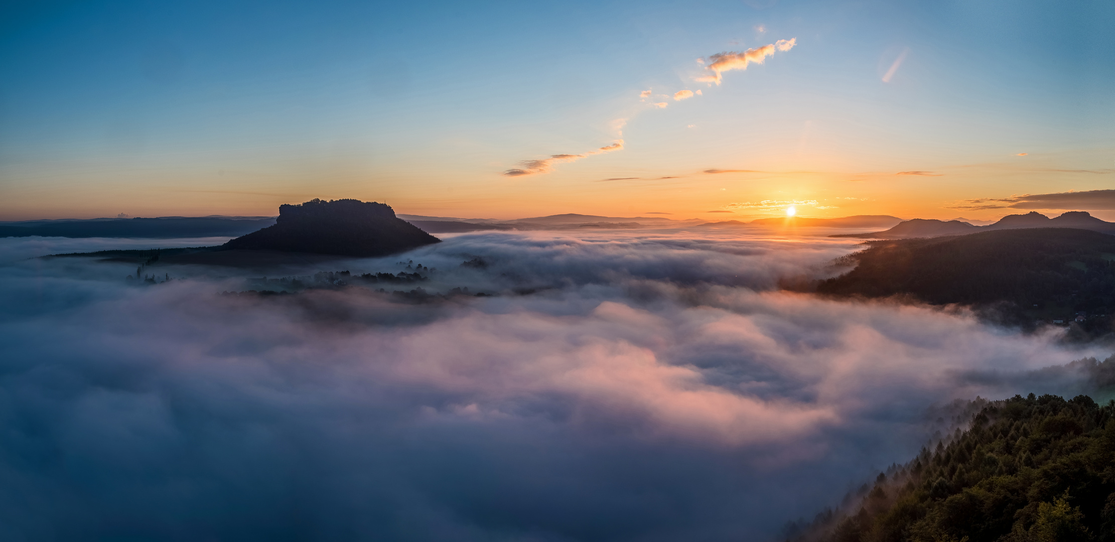 Sonnenaufgang über dem Elbtal im Nebelmeer