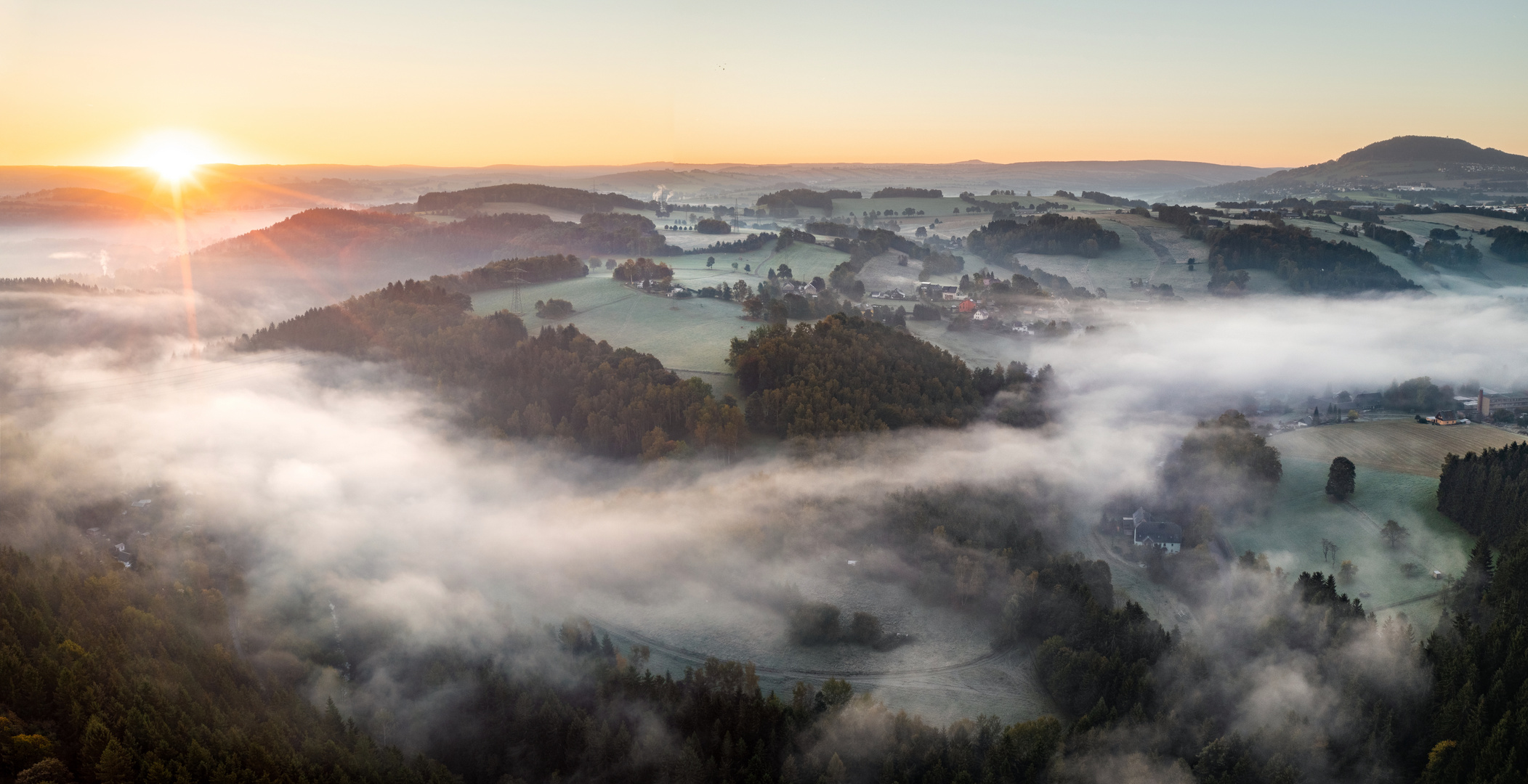 Sonnenaufgang über dem Erzgebirge mit Nebel im Zschopautal