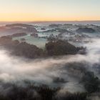 Sonnenaufgang über dem Erzgebirge mit Nebel im Zschopautal