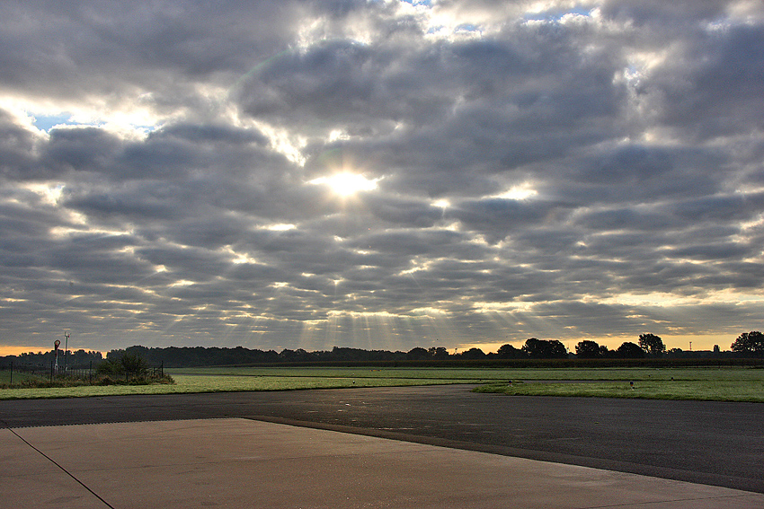 Sonnenaufgang über dem Flugplatz