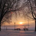 Sonnenaufgang über dem gefrorenen Chiemsee