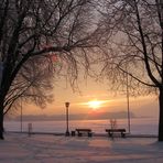 Sonnenaufgang über dem gefrorenen Chiemsee