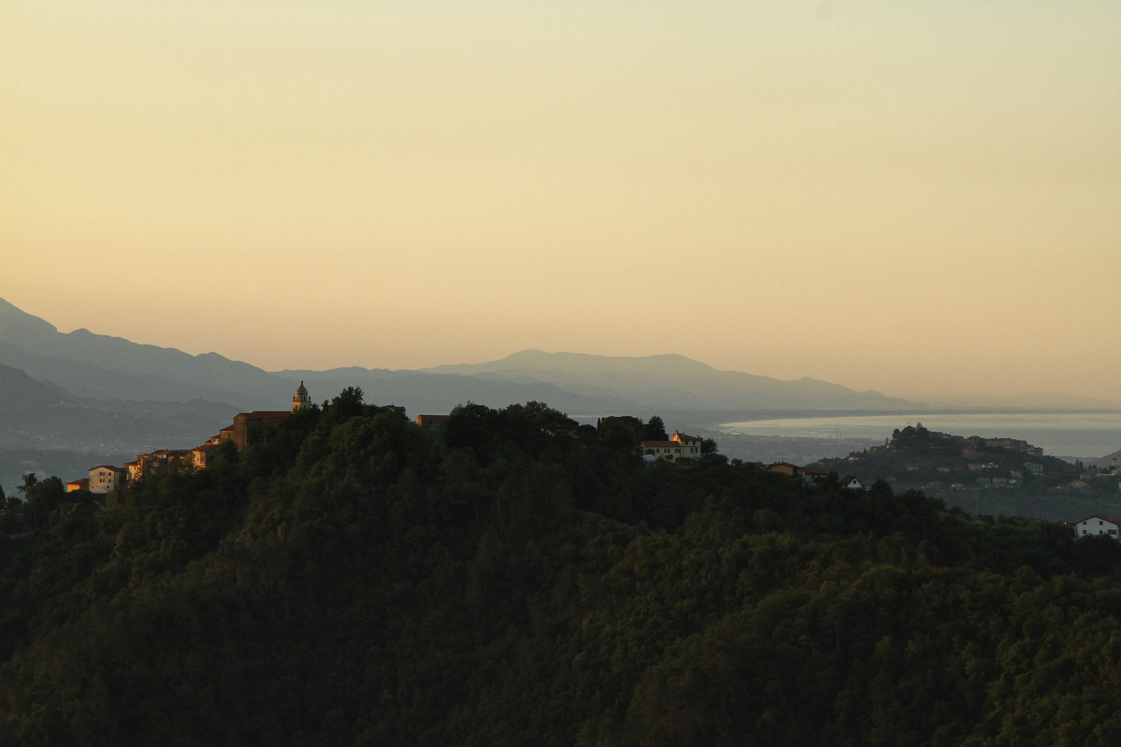 Sonnenaufgang über dem Golf von La Spezia, Italien