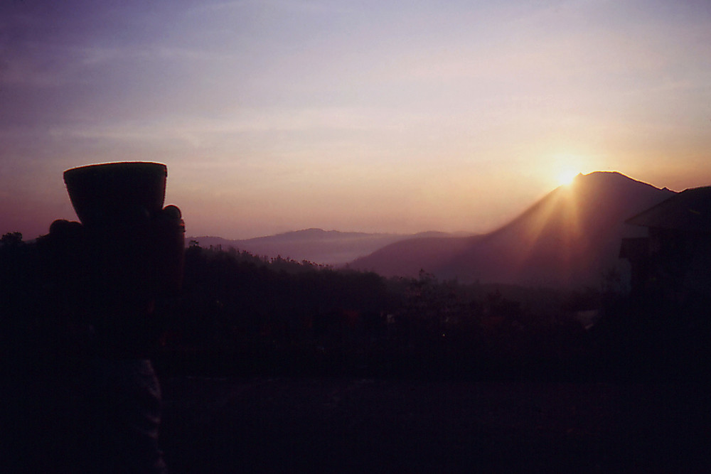 Sonnenaufgang über dem Gunung Agung auf Bali