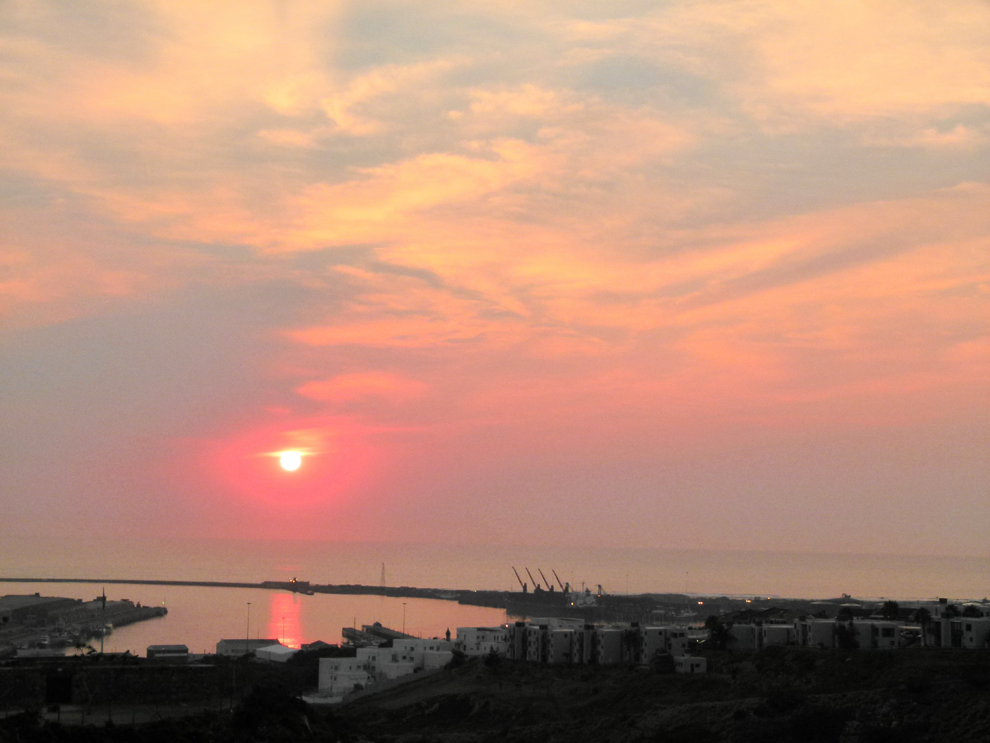 Sonnenaufgang ueber dem Hafen