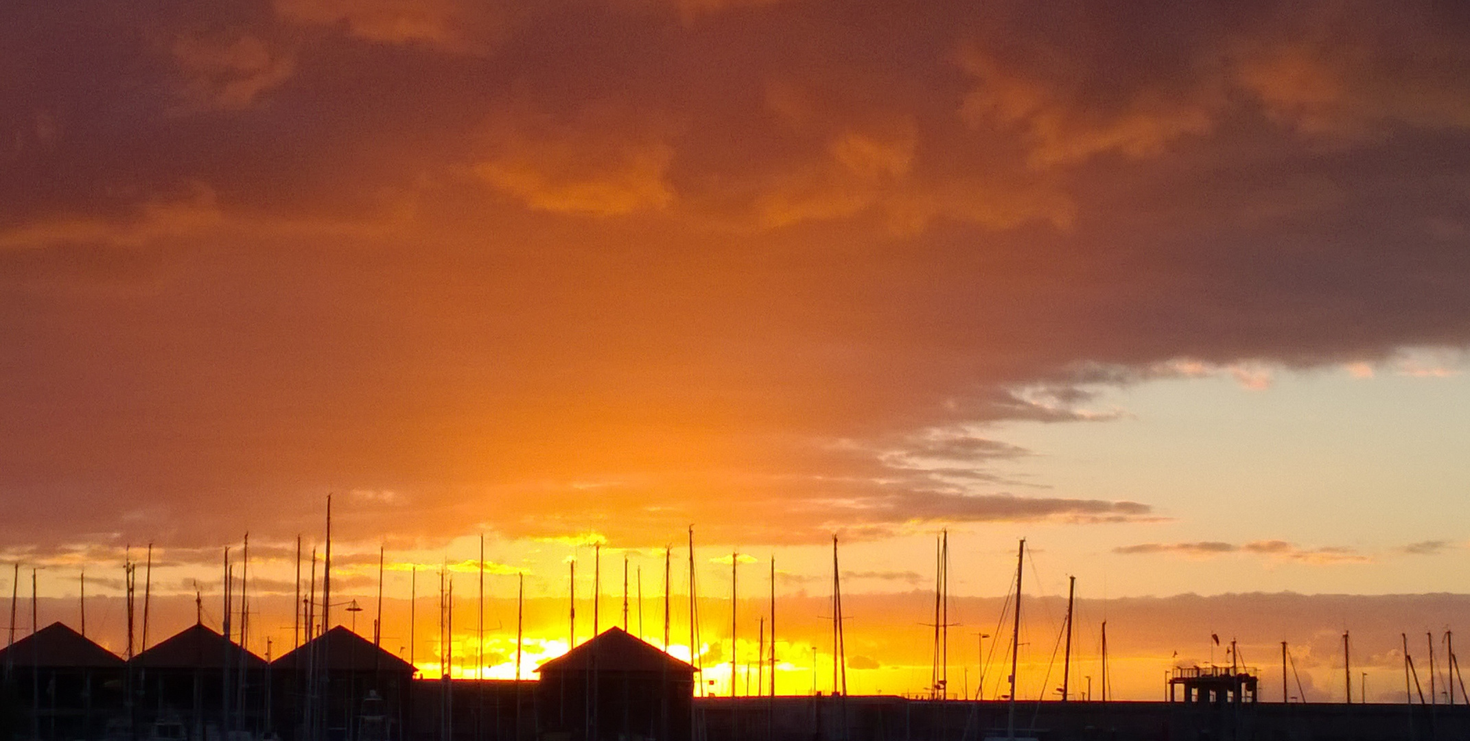 Sonnenaufgang über dem Hafen von San Sebastian, La Gomera