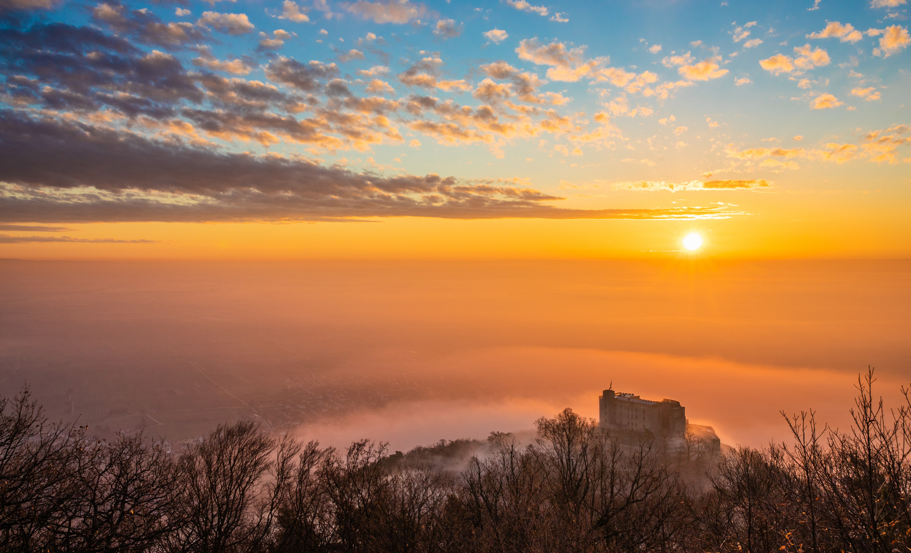 Sonnenaufgang über dem Hambacher Schloss