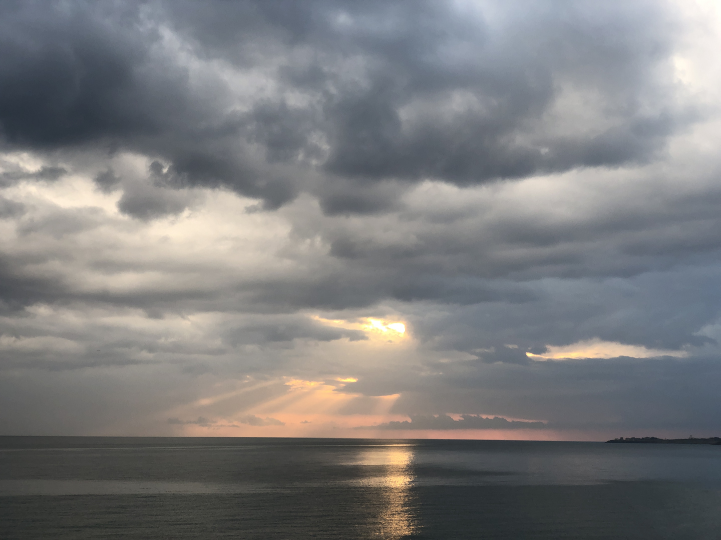 Sonnenaufgang über dem Ionischen Meer 