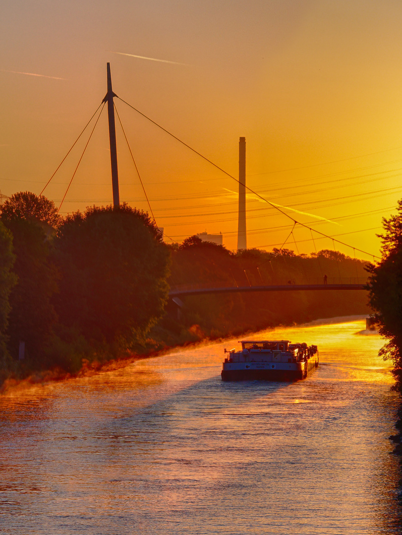 Sonnenaufgang über dem Kanal