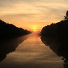 Sonnenaufgang über dem Kanal