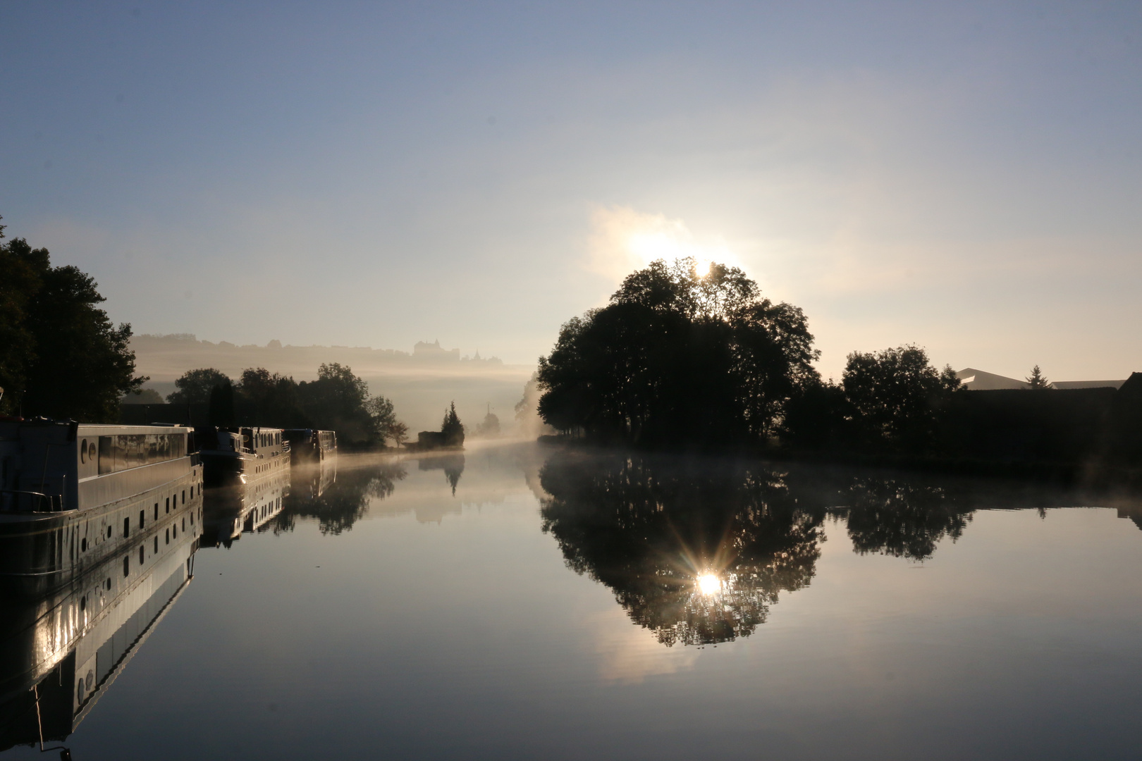 Sonnenaufgang über dem Kanal de Bourgogne.