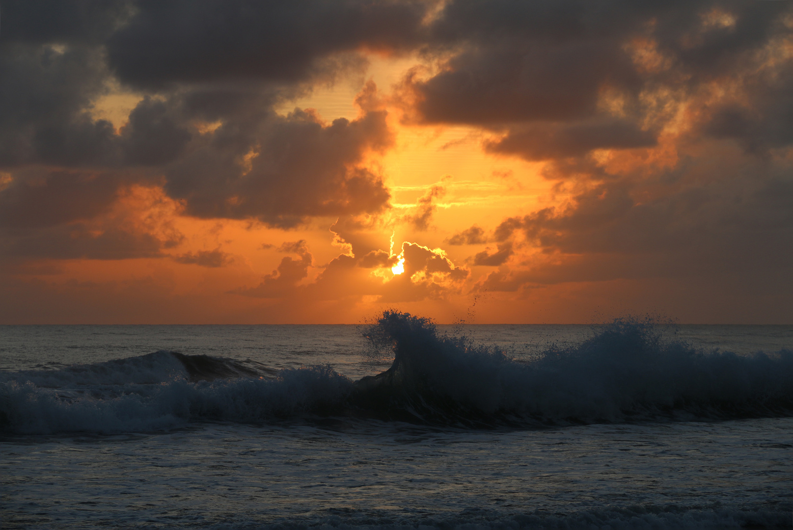 Sonnenaufgang über dem karibischen Meer