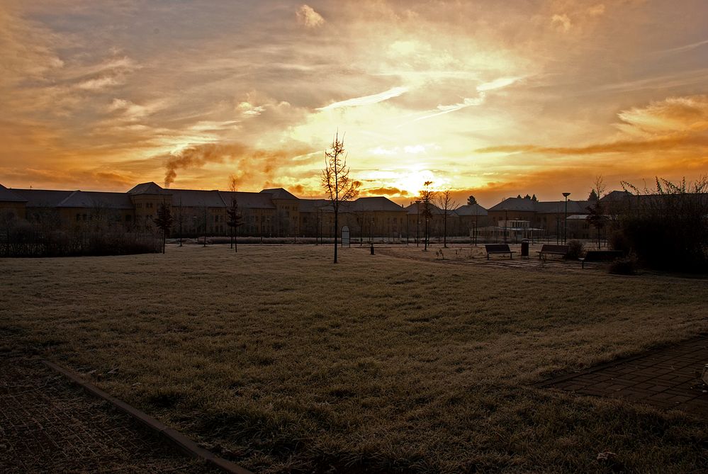 Sonnenaufgang über dem Kasernenhof