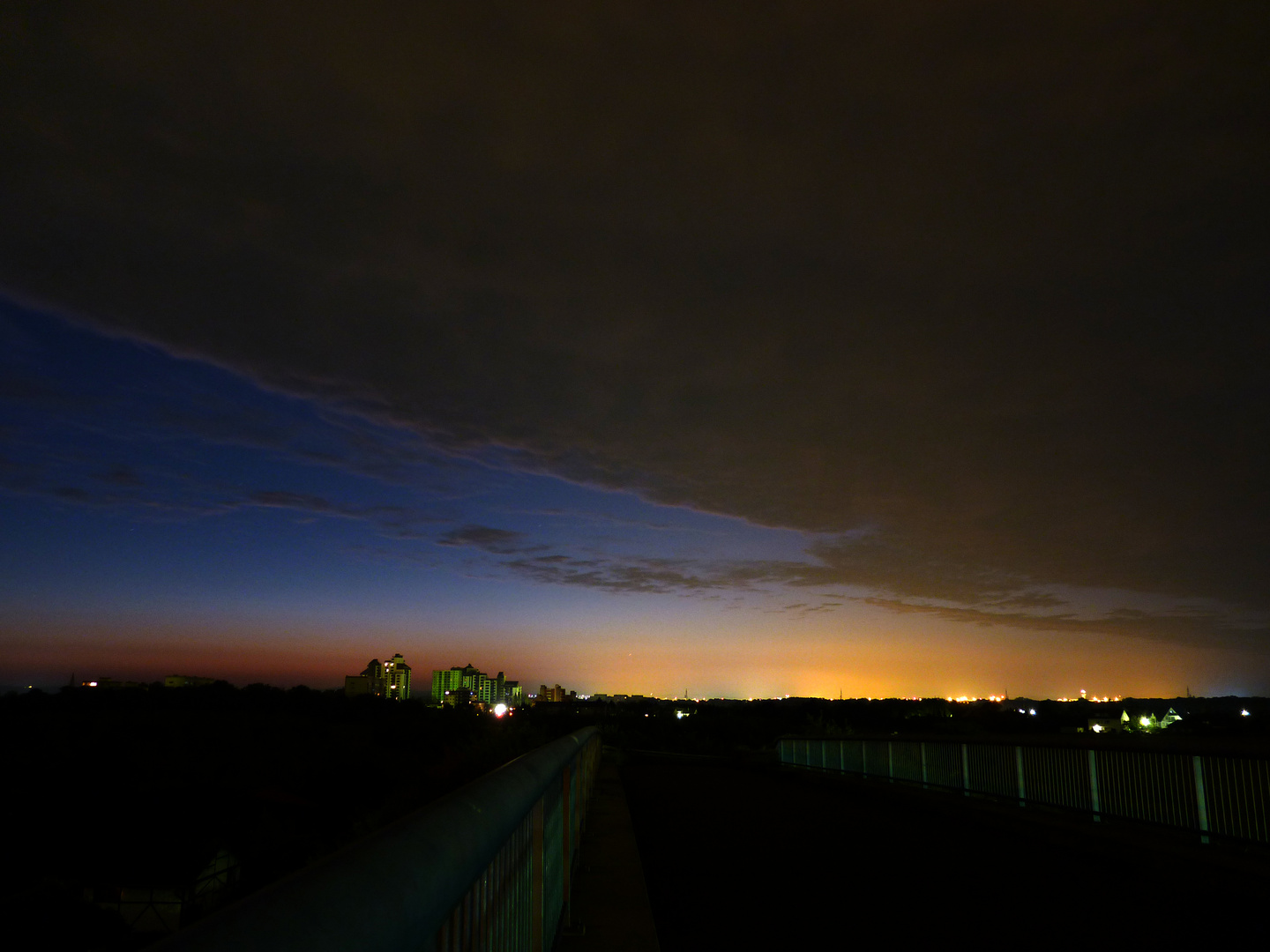 Sonnenaufgang über dem kölner Flughafen