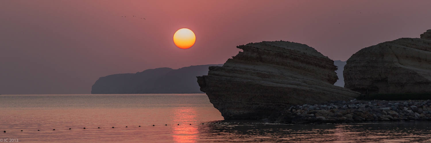 Sonnenaufgang über dem Meer im Oman