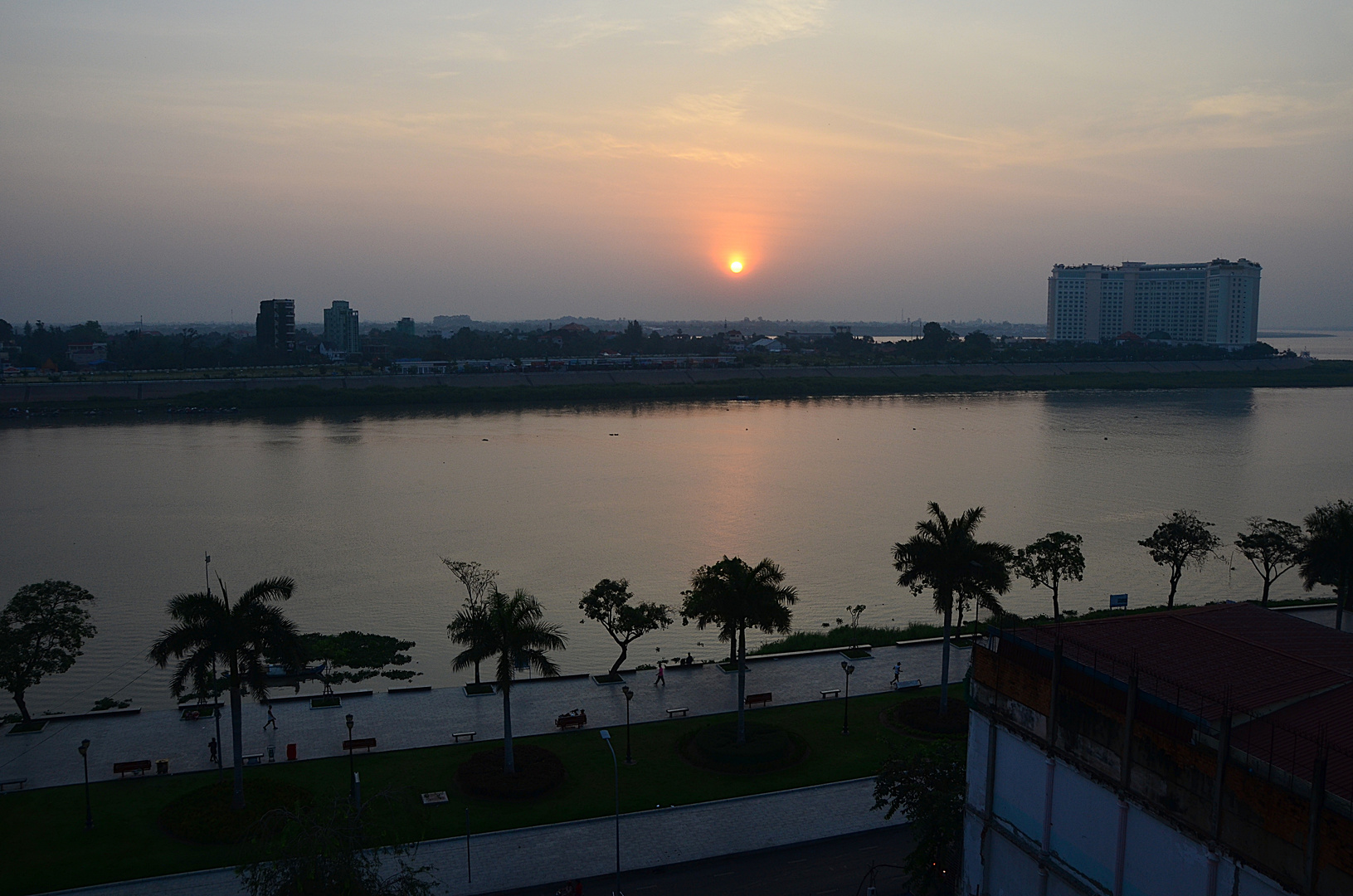 Sonnenaufgang über dem Mekong und dem Tonle Sap Fluss. Phnom Penh. Cambodia