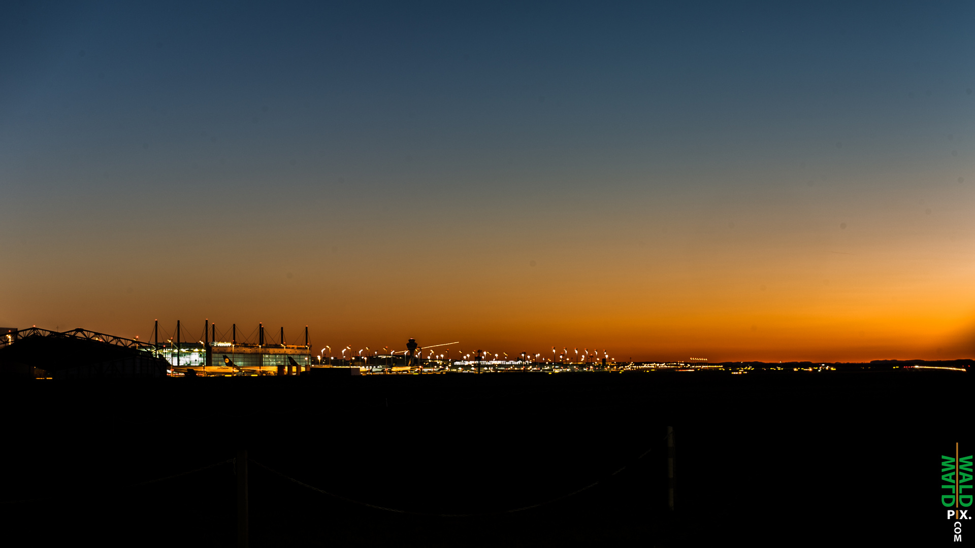 Sonnenaufgang über dem Münchner Flughafen