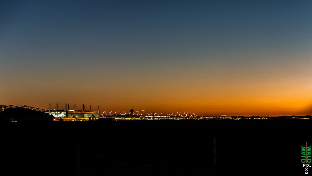 Sonnenaufgang über dem Münchner Flughafen