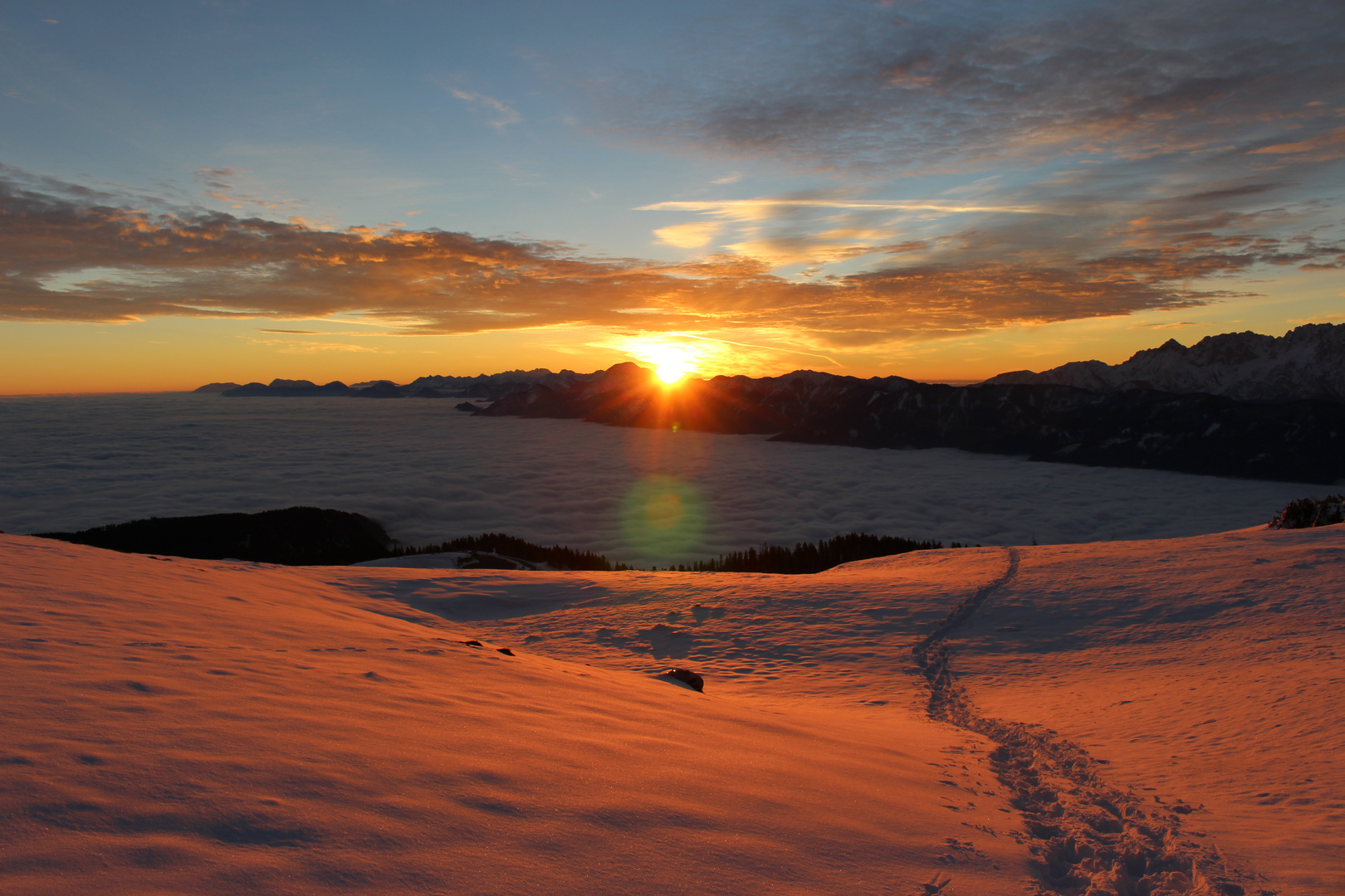 Sonnenaufgang über dem Nebel