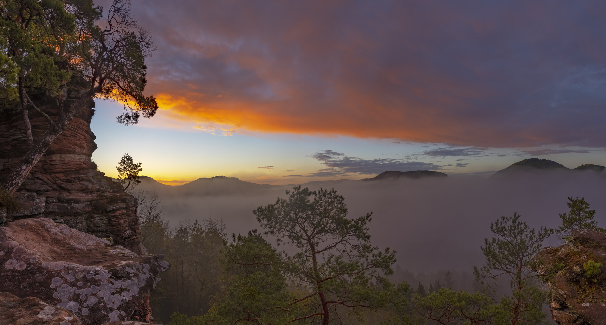 Sonnenaufgang über dem Nebel