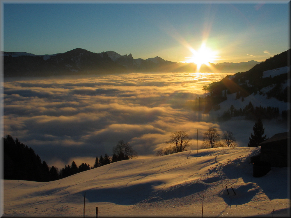 Sonnenaufgang über dem Nebel