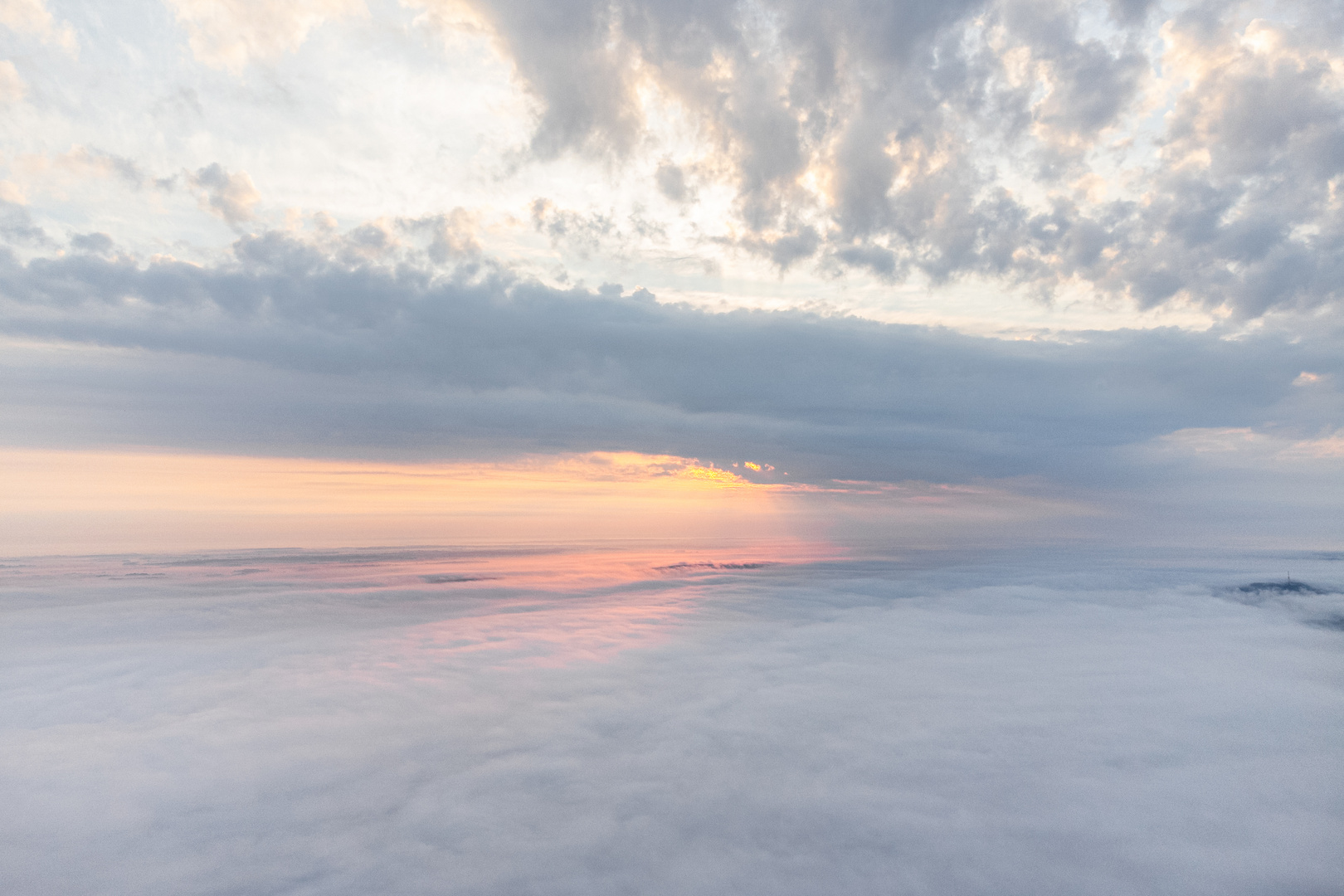 Sonnenaufgang über dem Nebel