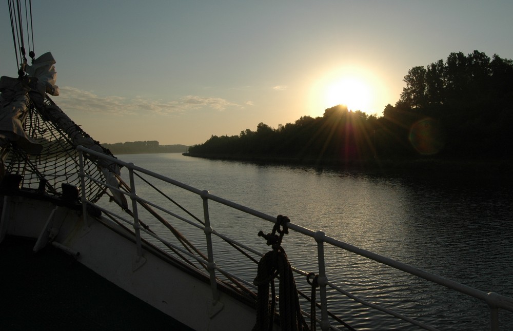 Sonnenaufgang über dem Nord-Ostseekanal