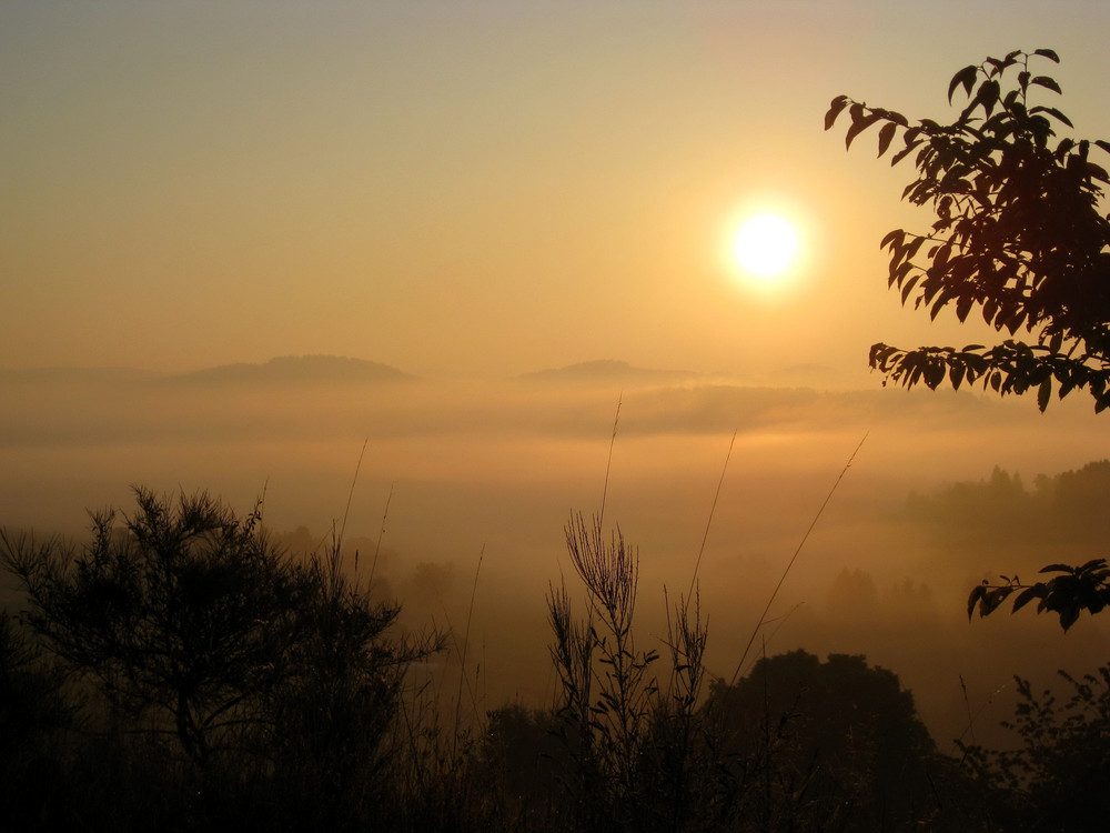 Sonnenaufgang über dem oberen Lahntal bei Bad Laasphe-Rückershausen