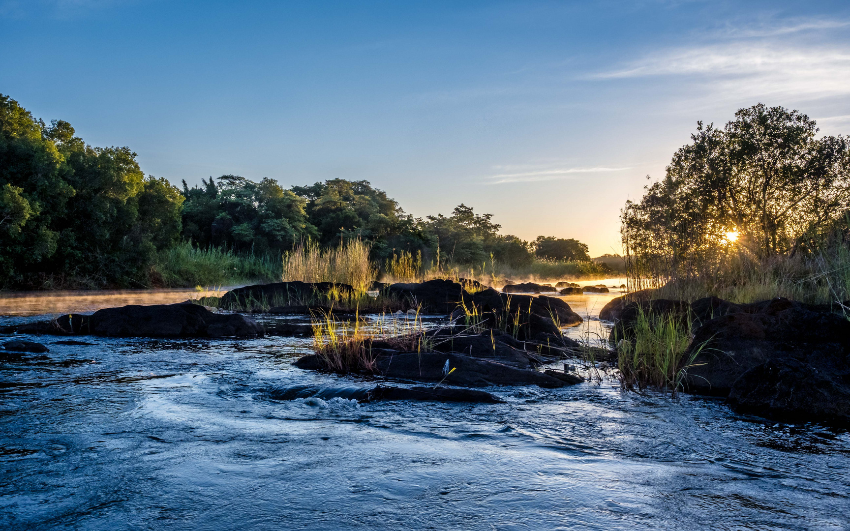 Sonnenaufgang über dem Okavango