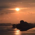 Sonnenaufgang über dem Rhein bei aufkommenden Regen