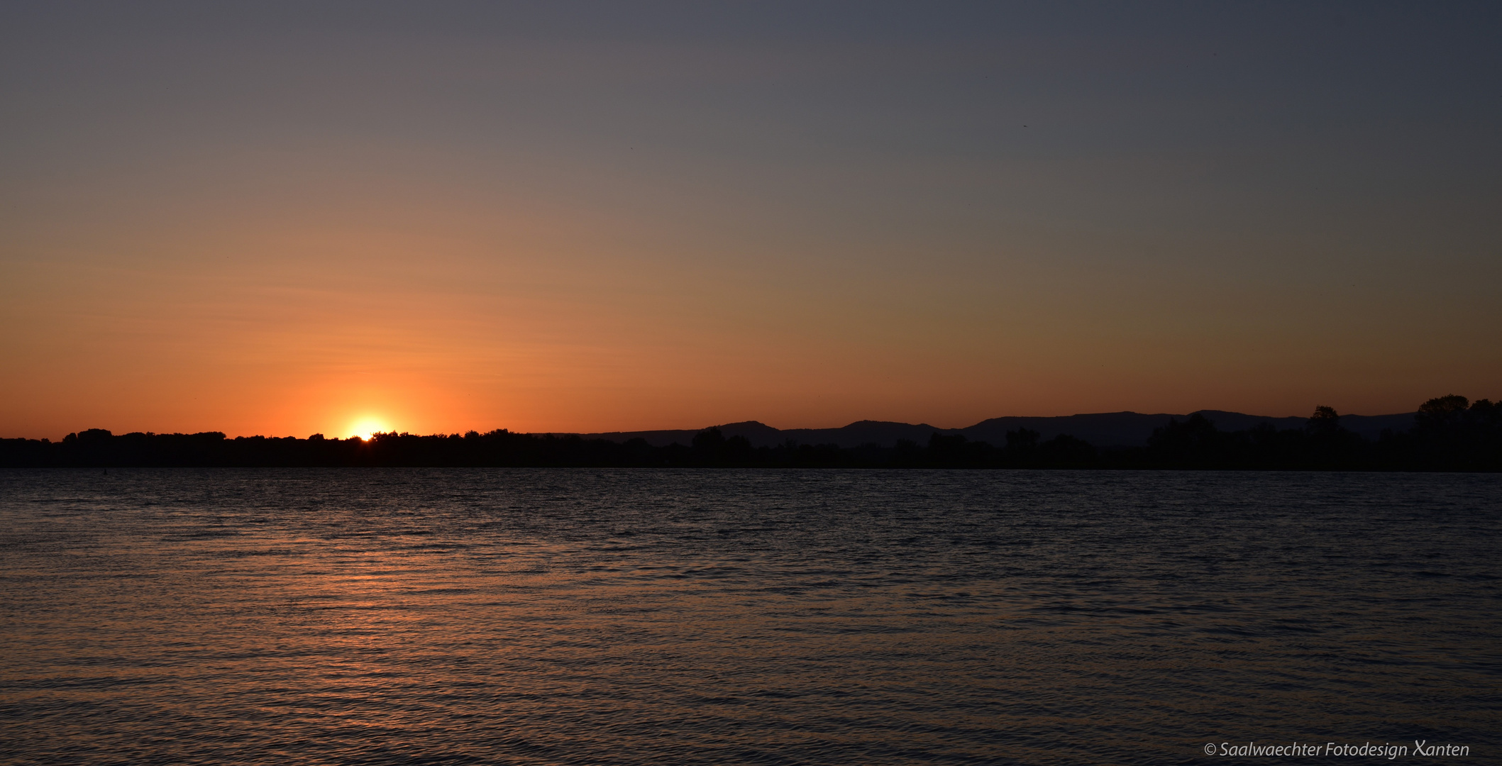 Sonnenaufgang über dem Rhein und nördlichen Schwarzwald