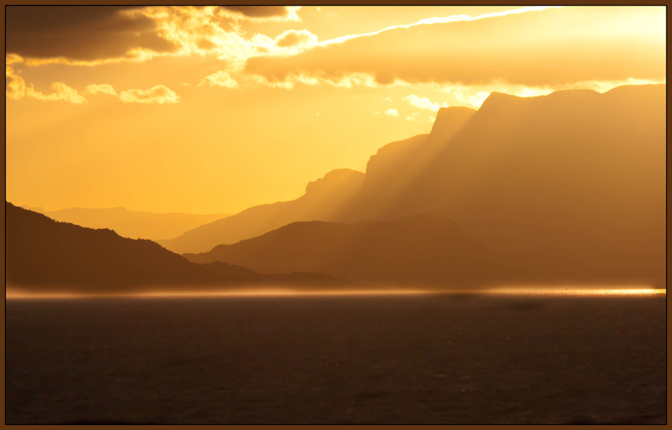 Sonnenaufgang über dem Schiff Polarlys