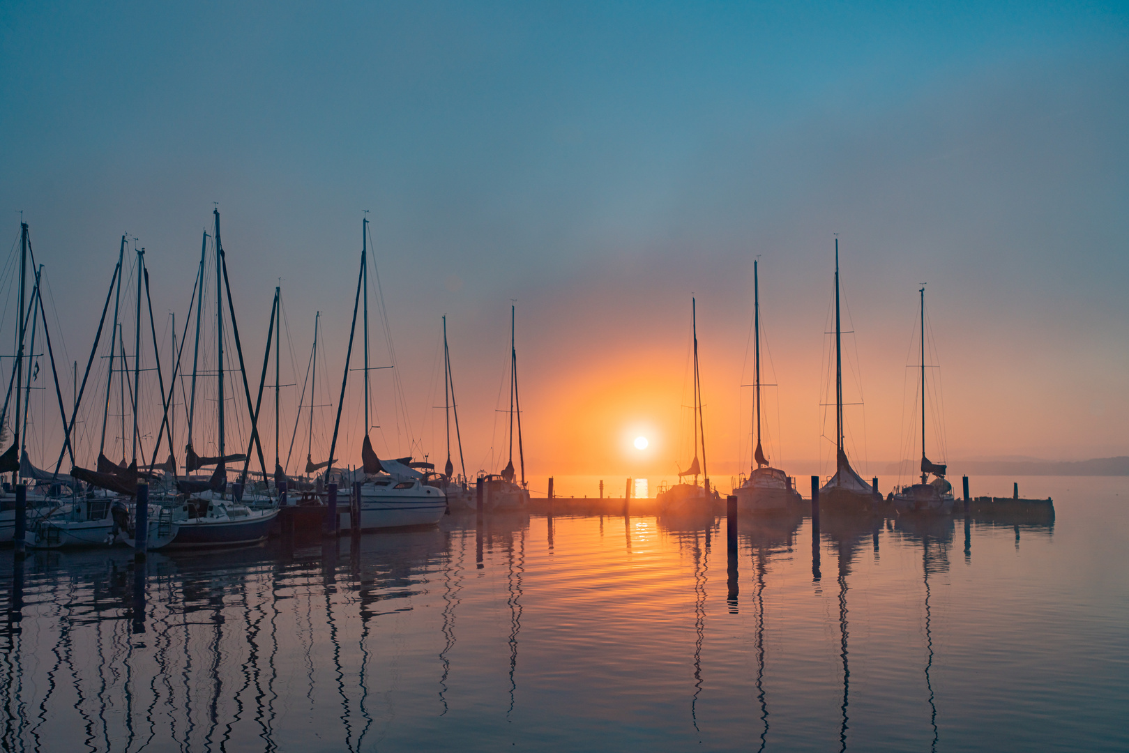 Sonnenaufgang über dem See