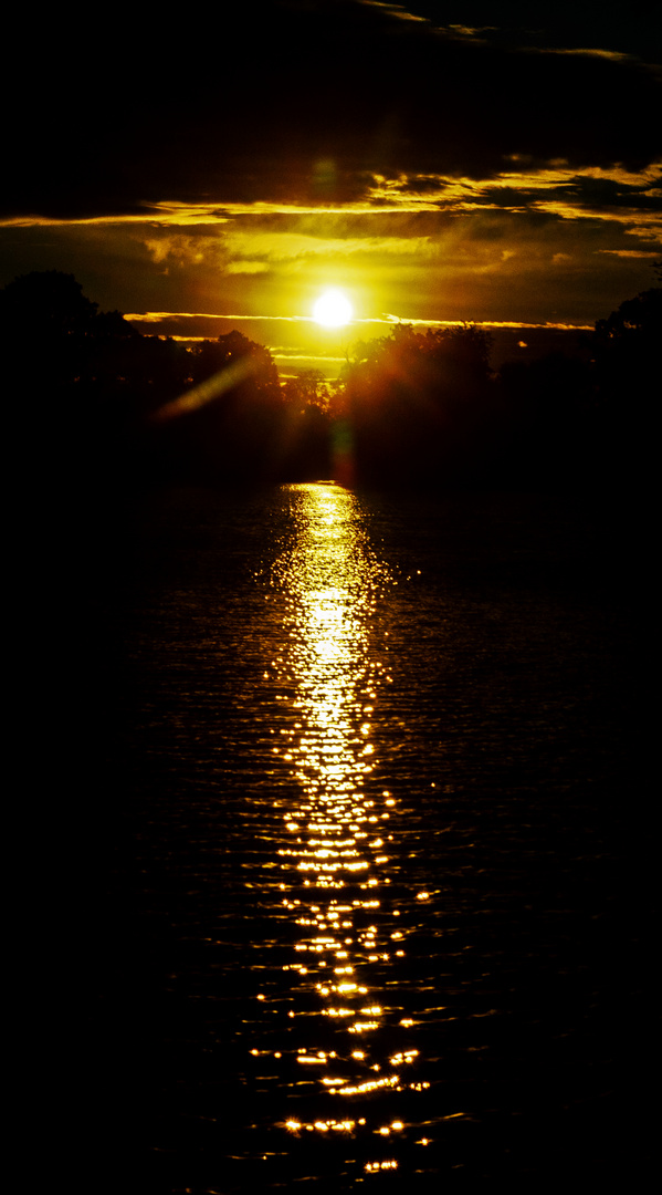 Sonnenaufgang über dem See