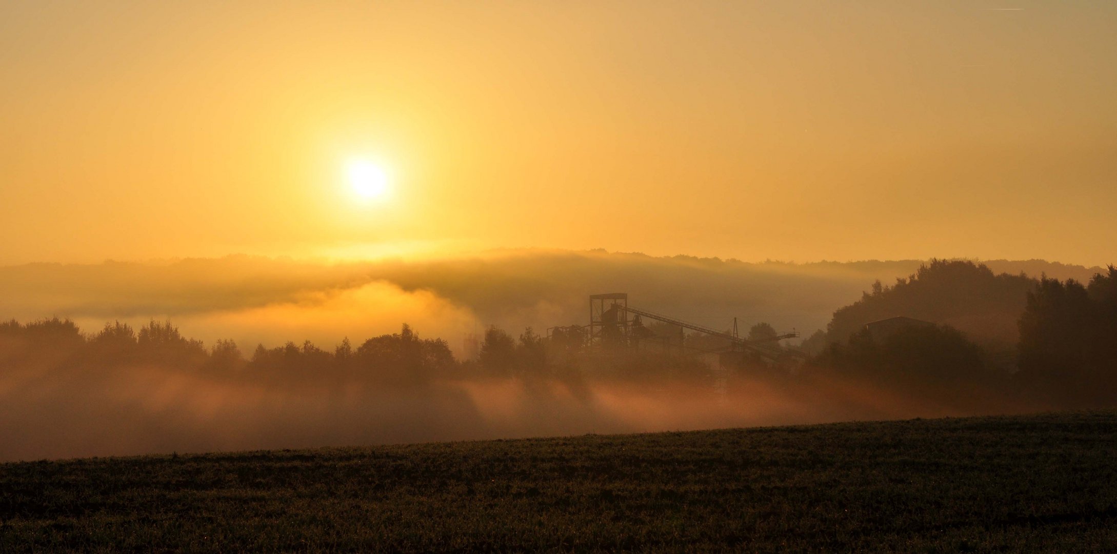 Sonnenaufgang über dem Singhofener Quarzkieswerk