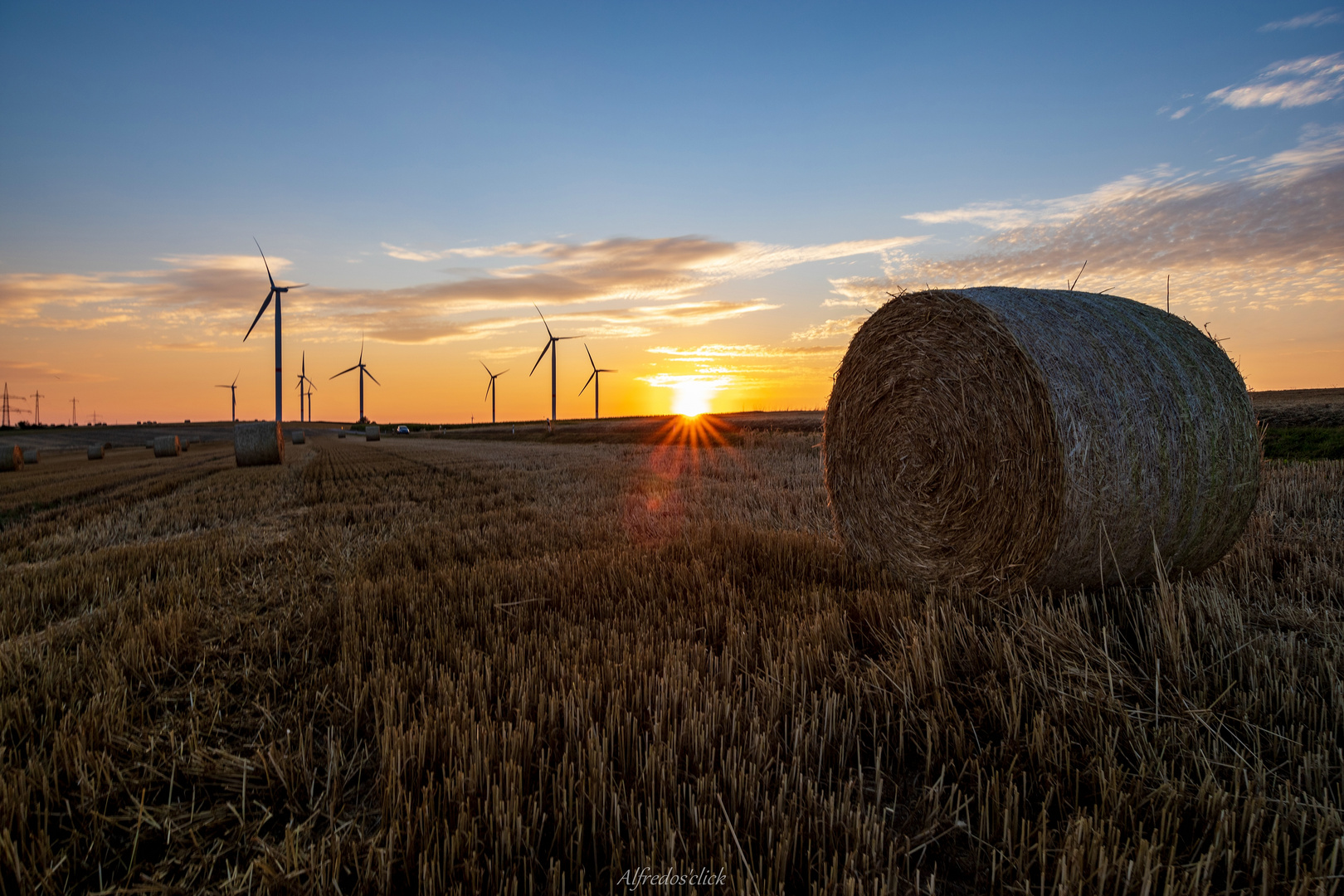 Sonnenaufgang über dem Stoppelfeld