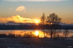 Sonnenaufgang über dem Tachinger See 
