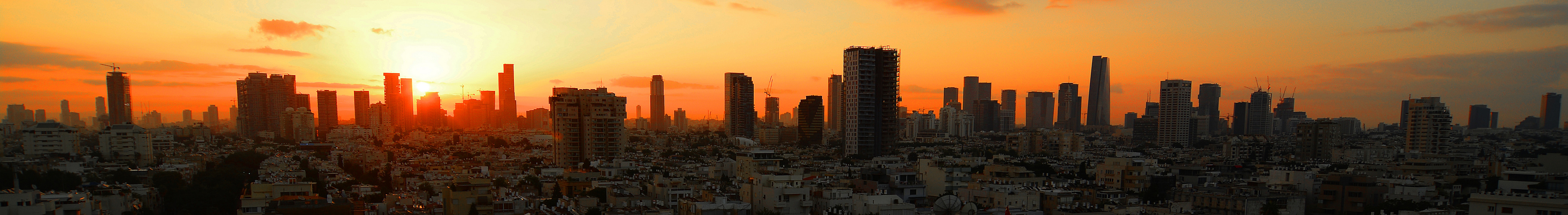 Sonnenaufgang über dem vormals nächtlichen Tel Aviv