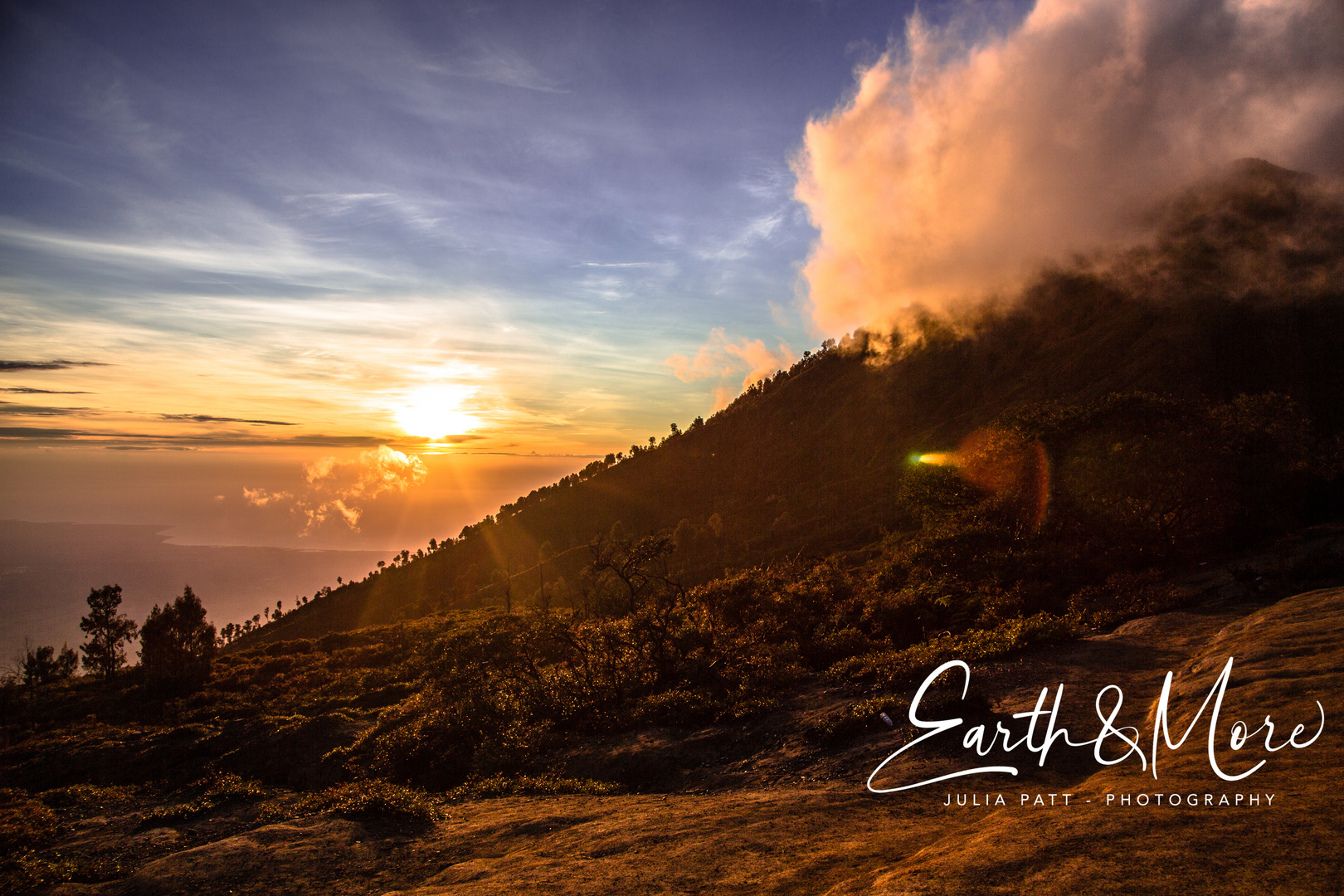 Sonnenaufgang über dem Vulkan Ijen auf Java