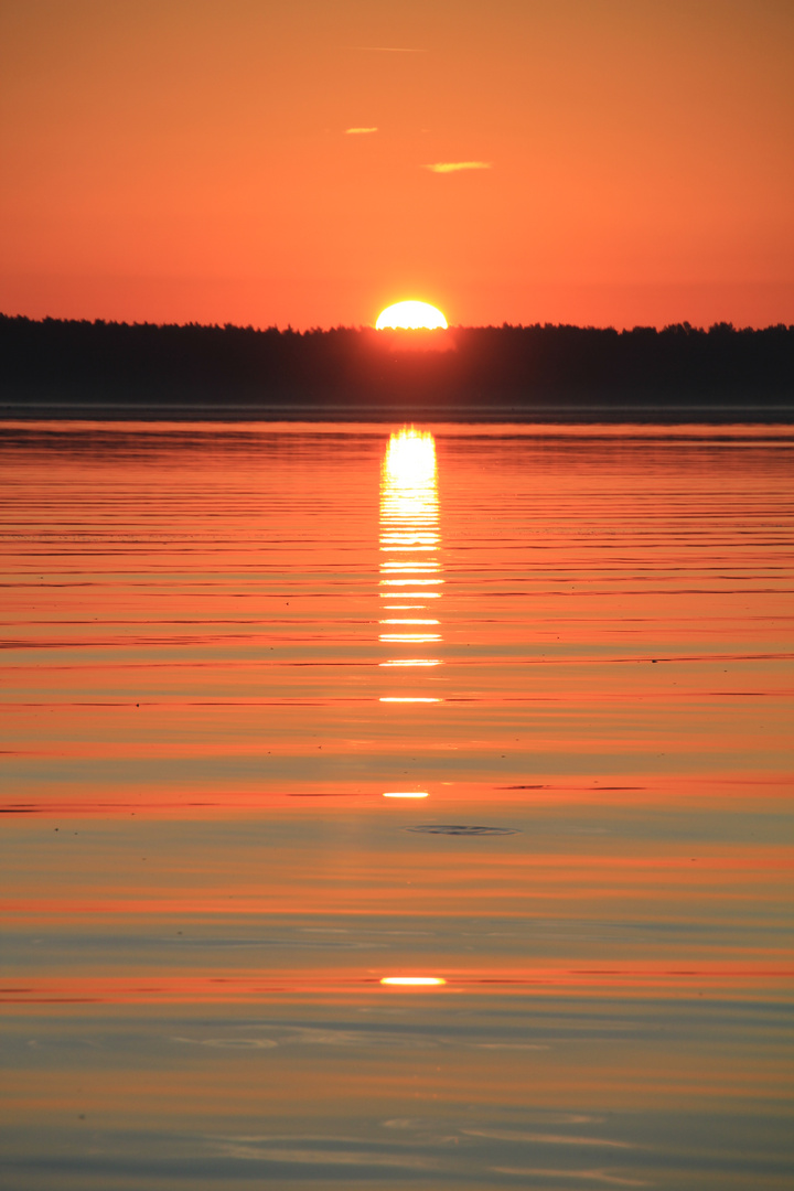 Sonnenaufgang über dem Wasser