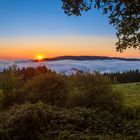 Sonnenaufgang über dem wolkenverhangenen Rursee (Eifel)