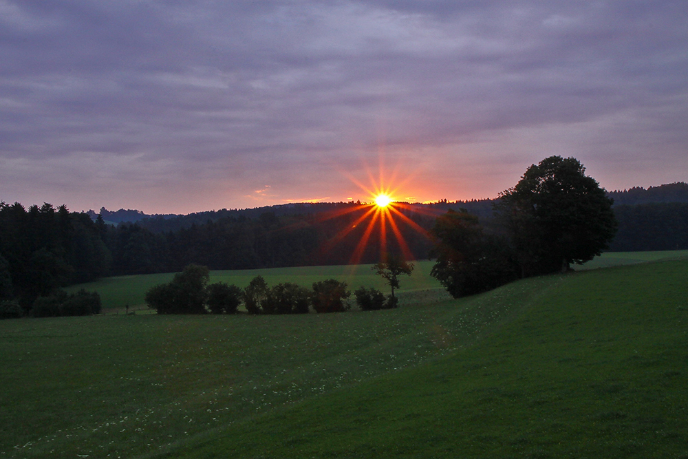 Sonnenaufgang über den Bayerischen Voralpen und auch ...