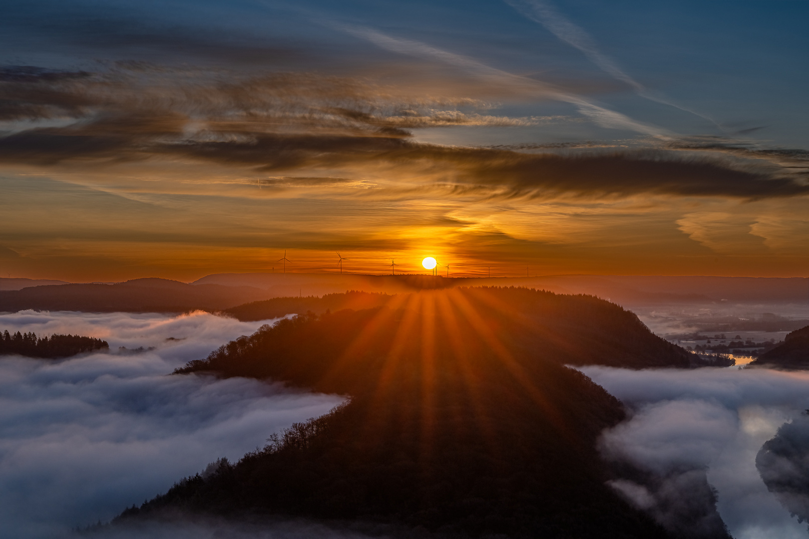 Sonnenaufgang über den Bergen an der Saarschleife